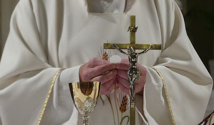 Italijanski sveštenik tražio da bude razrešen jer se zaljubio