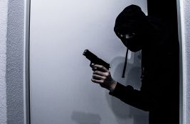 Maloletnik plastičnim pištoljem opljačkao prodavnicu u Srbobranu