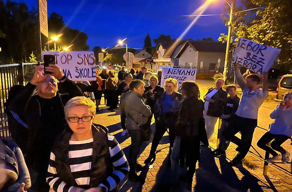 Protest ispred OŠ "Jožef Atila" zbog izbora za direktora škole, nastavnicima prećeno otkazom