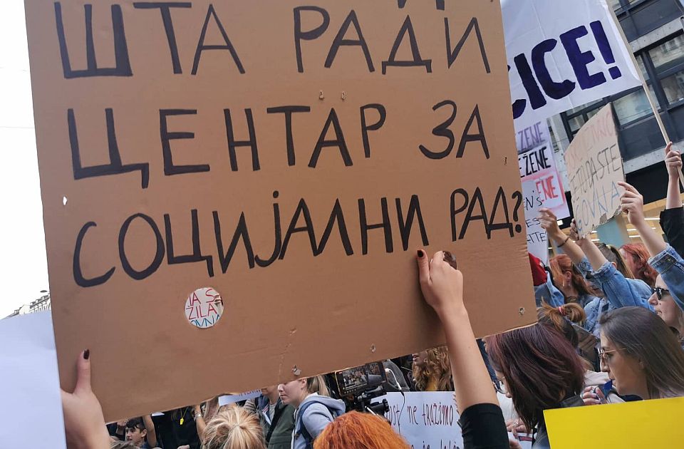 Aktivistkinje vezale vrata Informera crvenim koncem: "Institucije ćute, a nasilje se nastavlja"