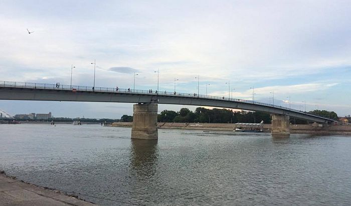 Improvizovanim splavom pokušali da se spuste Dunavom, spasavala ih novosadska policija