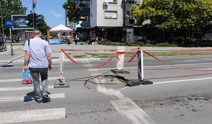 FOTO: Ogromna rupa na kolovozu u Kralja Petra I biće popravljena kada se utvrdi čija je