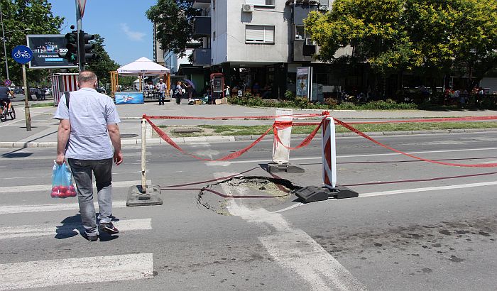 FOTO: Ogromna rupa na kolovozu u Kralja Petra I biće popravljena kada se utvrdi čija je