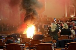 VIDEO Nikad dosadno u Skupštini Albanije: barikade od stolica, dimne bombe, požar...