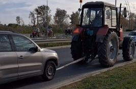 VIDEO: Traktorista koji protestuje odšlepao auto koji se pokvario u Novom Sadu