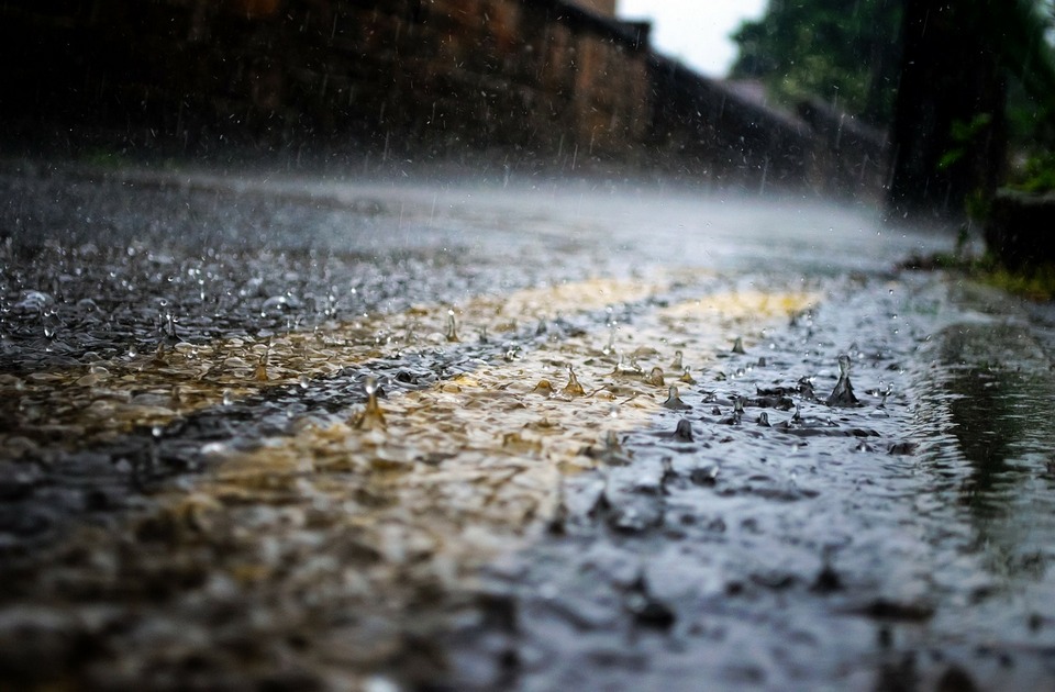 U Bačkoj na snazi crveni meteo-alarm: Nevreme zahvatilo zapadni deo Srbije, pao grad veličine oraha