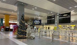 FOTO: Pustoš na beogradskom aerodromu, praznična atmosfera samo u ukrasima