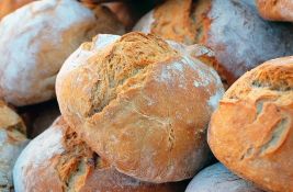 Udruženje pekara: Trgovci nas ucenjuju, traže maržu od šest do osam dinara