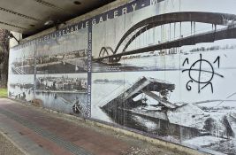 FOTO Sećanje na srušene novosadske mostove: Prljavo i izbledelo, uz neonacistički grafit