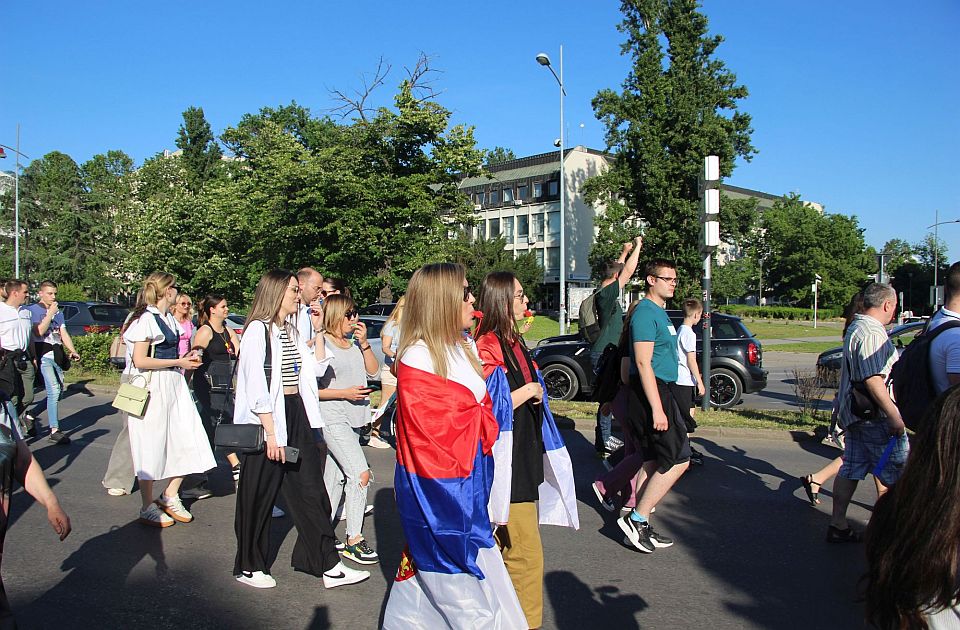 Srbiju je neko pozvao i probudio Srbiju je neko pozvao i probudio