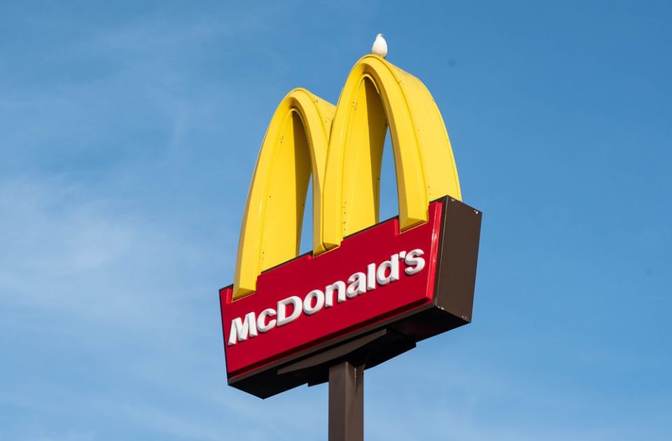 FOTO: Mekdonalds pored krematorijuma stavio reklamu za "mekhrskavi burger"