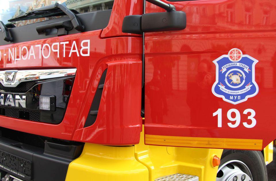 VIDEO: Požar u krugu bivše "Pobede" u Petrovaradinu, izgorela četiri kamiona