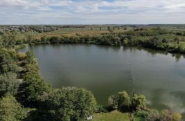 FOTO, VIDEO: Novi Sad ima jezero sa pogledom na deponiju, ribolovci love šarana, smuđa...