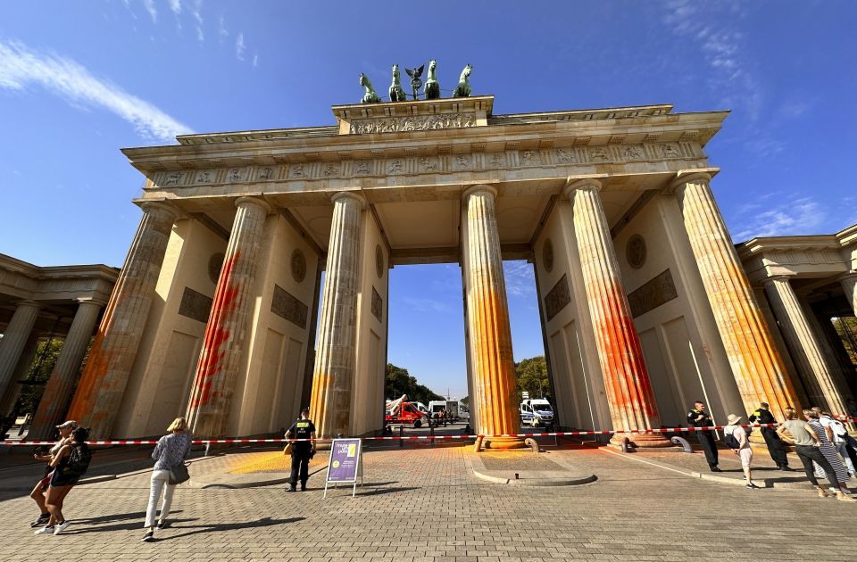VIDEO: Ekološki aktivisti isprskali Brandenburšku kapiju narandžastom bojom