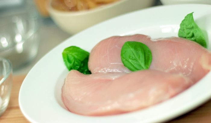 Hrvati povukli piletinu sa rafova zbog salmonele