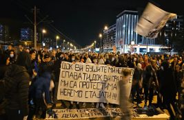 VIDEO Sukob tokom protesta u Beogradu: Građani krenuli da sklanjaju ogradu, reagovalo obezbeđenje