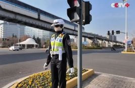 VIDEO: Roboti rade kao saobraćajci u kineskim gradovima