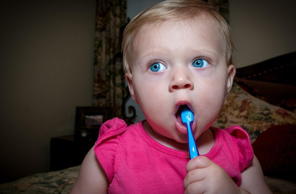 Kada treba da počnete da perete zube vašoj bebi?