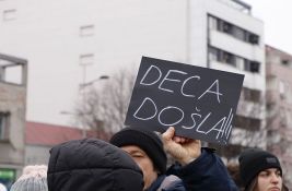 Gimnazijalci u Novom Bečeju nastavljaju bojkot, traže povratak skraćenih časova