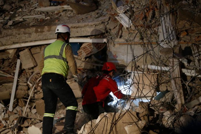 VIDEO: U zemljotresu u Turskoj stradala 71 osoba, jedan čovek spasen iz ruševina posle 36 sati