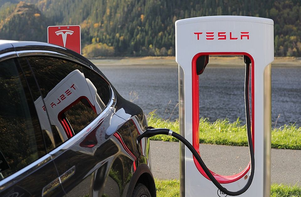 &#34;Tesla&#34; otpušta više od deset odsto radnika