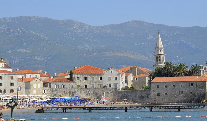 Novi neredi u Budvi, na sednici Skupštine opštine bačen suzavac