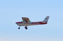 Instruktor letenja usred leta skočio iz aviona i poginuo, njegova učenica sama prizemljila avion