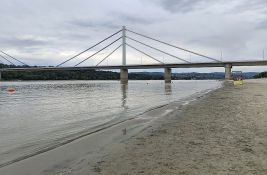FOTO Opada vodostaj Dunava kod Novog Sada: Peščani sprudovi ponovo vidljivi