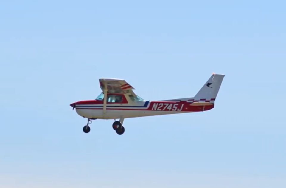 Instruktor letenja usred leta skočio iz aviona i poginuo, njegova učenica sama prizemljila avion