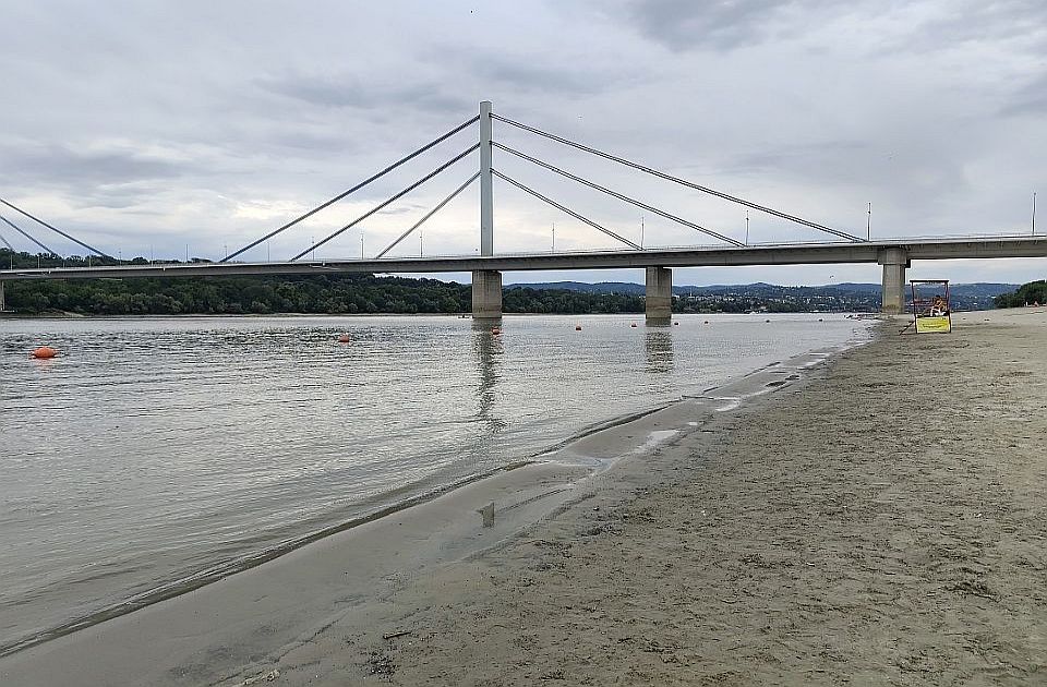 FOTO Opada vodostaj Dunava kod Novog Sada: Peščani sprudovi ponovo vidljivi