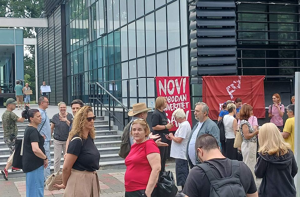VIDEO Patrika Drida izviždali okupljeni ispred Rektorata na skupu podrške Vladimiru Mihiću