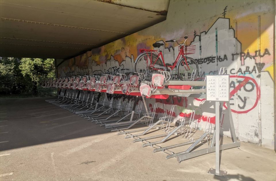 FOTO Novi Sad dobio još jedan spratni parking za bicikle: Dodatna 72 mesta ispod Mosta slobode