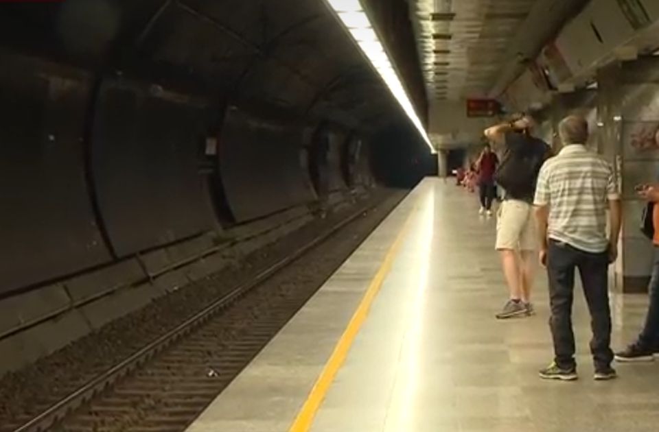 Prekid saobraćaja na pančevačkoj pruzi, putnički voz stoji u tunelu kod stanice "Vukov spomenik"
