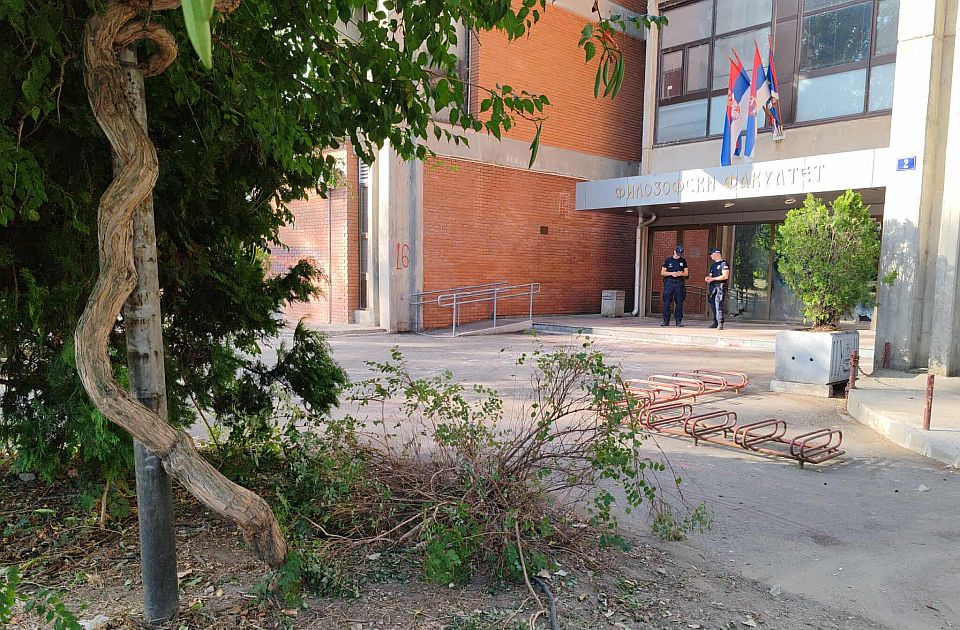 VIDEO Slobodan univerzitet: Pripadnik interventne jedinice ušao na fakultet bez odobrenja dekana