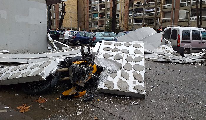 FOTO, VIDEO: Deo fasade zgrade u Balzakovoj 15 pao na motocikl i kola FOTO, VIDEO: Deo fasade zgrade u Balzakovoj 15 pao na motocikl i kola