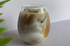 Desert, osveženje i doza enegije u jednom: Ledena kafa sa kokosom i belom čokoladom 