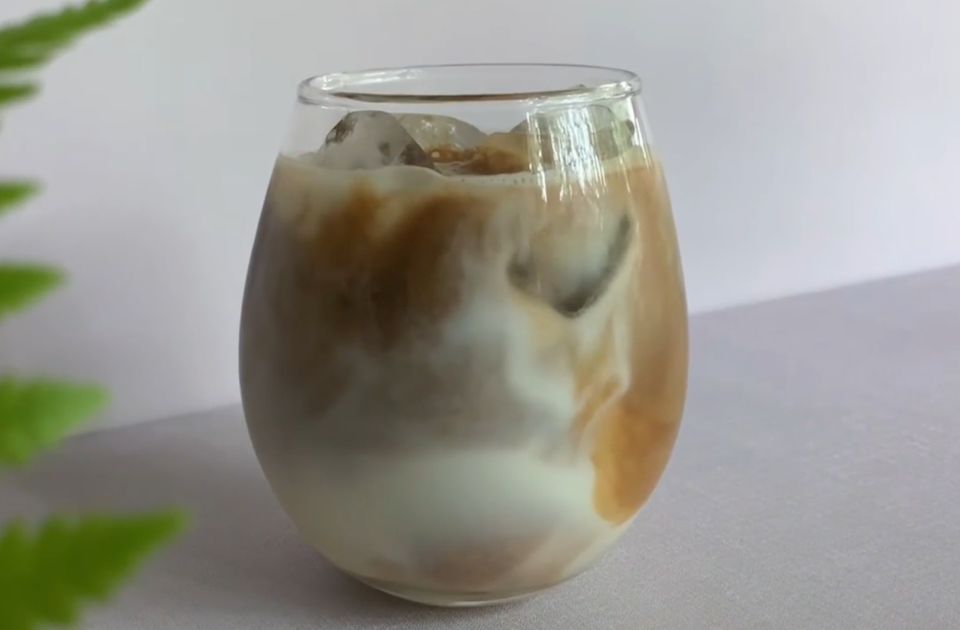 Desert, osveženje i doza enegije u jednom: Ledena kafa sa kokosom i belom čokoladom 