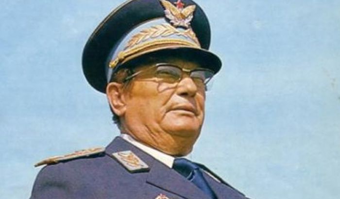 Ploču sa natpisom Trg maršala Tita bacili u đubre