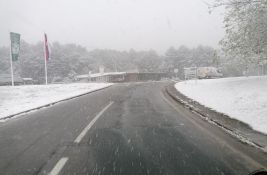 FOTO, VIDEO Aprilski sneg na Fruškoj gori, kolovozi vlažni: Vozači, oprezno za volanom