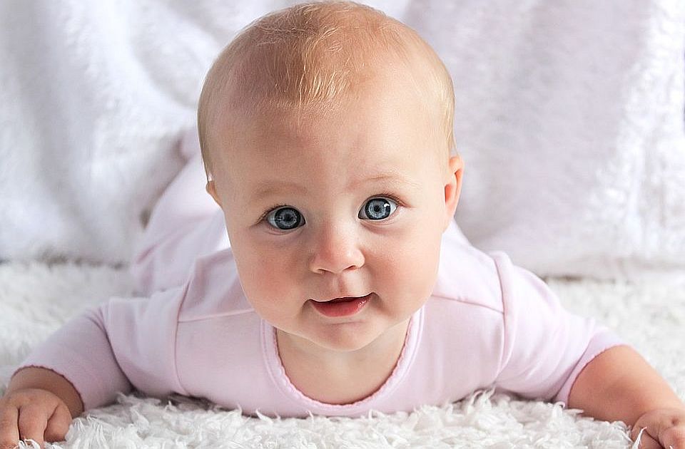 Možda je tmurna i mokra sreda, ali ima lepih vesti: U Novom Sadu rođeno 15 beba