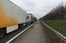 Kamioni čekaju do pet sati na izlazu iz Srbije, automobili prolaze bez zadržavanja