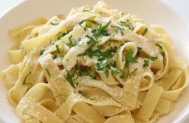 Ako nemate mnogo vremena za kuvanje: Kremasta pasta sa pavlakom i parmezanom