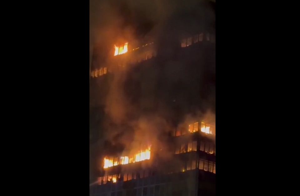 VIDEO: Gori Vjesnikova zgrada u Zagrebu, vatrogasci se satima bore s vatrom