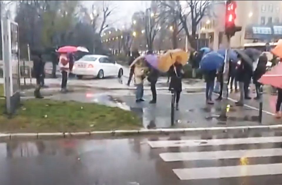 VIDEO: Trenutak kad su nervozni vozači pokušali da zaobiđu blokade vožnjom kroz Limanski park