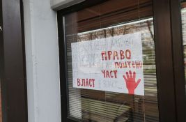 FOTO: Ljudi sa crnim kapuljačama cepali transparente ispred Pravnog u Beogradu