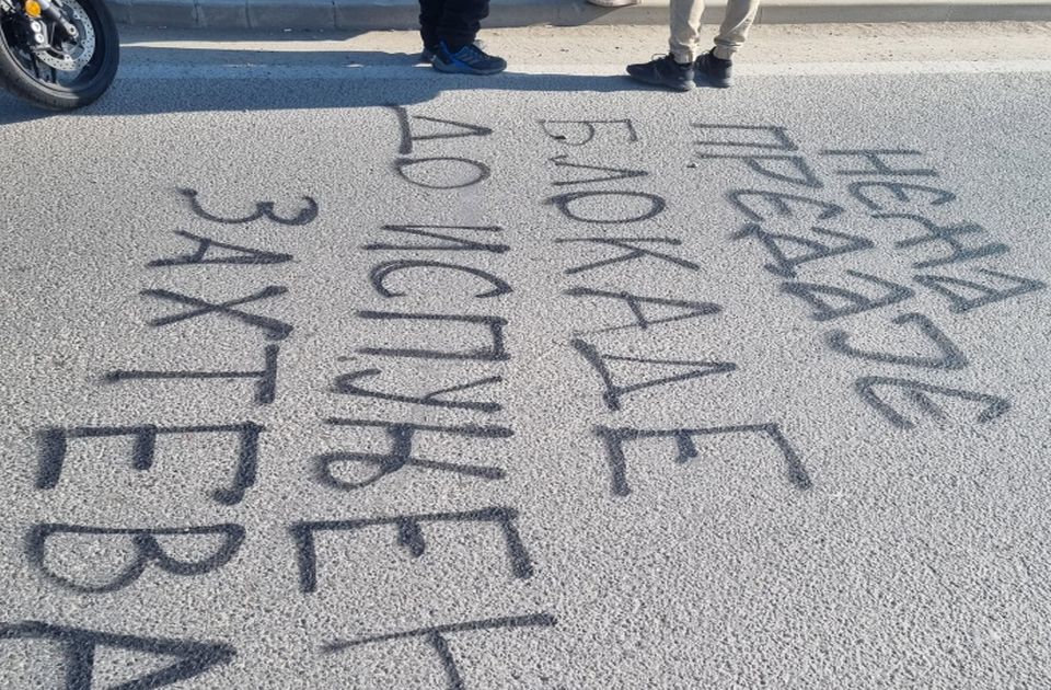 VIDEO Blokiran kružni tok u Sremskoj Mitrovici: Srednjoškolci i građani zajedno u protestu