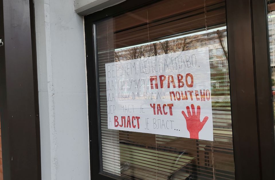 FOTO: Ljudi sa crnim kapuljačama cepali transparente ispred Pravnog u Beogradu