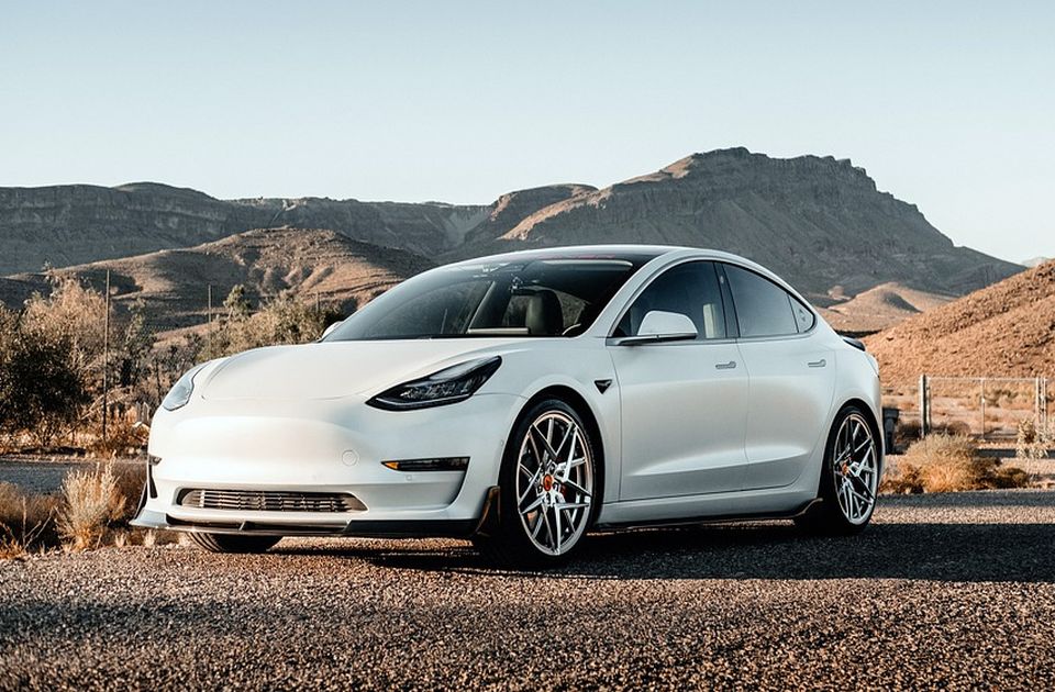 Sa tržišta će biti povučeno 59.000 Tesla vozila