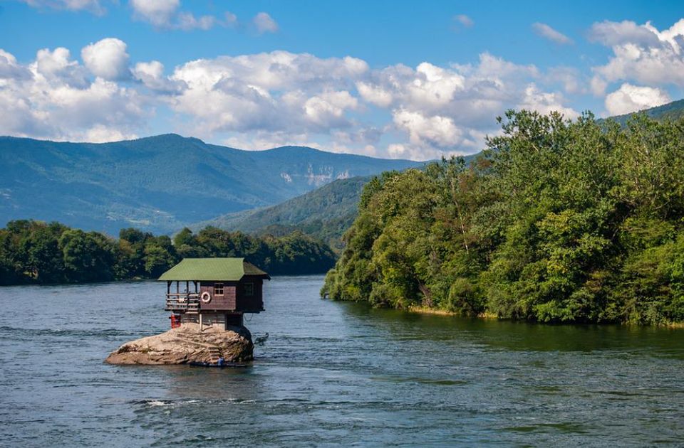 Samo dizajn i štampanje turističkih vaučera košta građane 9,9 miliona