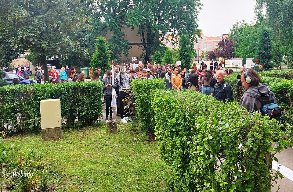 Bečej ustao u odbranu profesora kojem zbog obustave preti gubitak licence: "Svi smo Siniša" Bečej ustao u odbranu profesora kojem zbog obustave preti gubitak licence: "Svi smo Siniša"